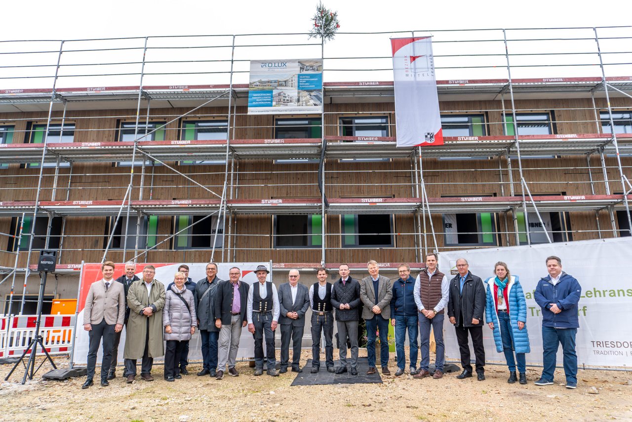 Personengruppe steht auf Baustelle
