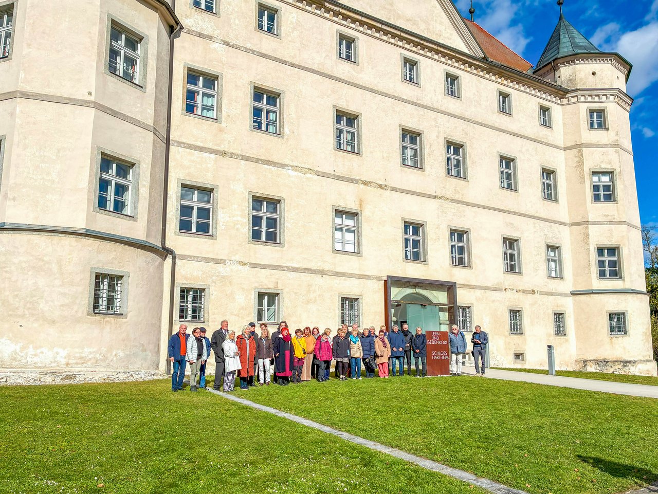 Gruppenbild der Teilnehmer der Gedenkfahrt vor Schloss Hartheim.