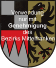 Das Wappen des Bezirks Mittelfranken hat die form eines Ritterschildes. Es ist längst geteilt. Die linke Seite ist einmal Horizontal geteilt. Oberhalb ist eine schwarz-silberne Vierteilung zu sehen. Unterhalb der Treffnung ein rot-silberner Frankenrechen