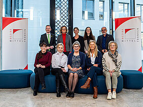 Gruppenfoto der Beteiligten Personen im Eingangsbereich des Ansbacher Bezirksrathauses.
