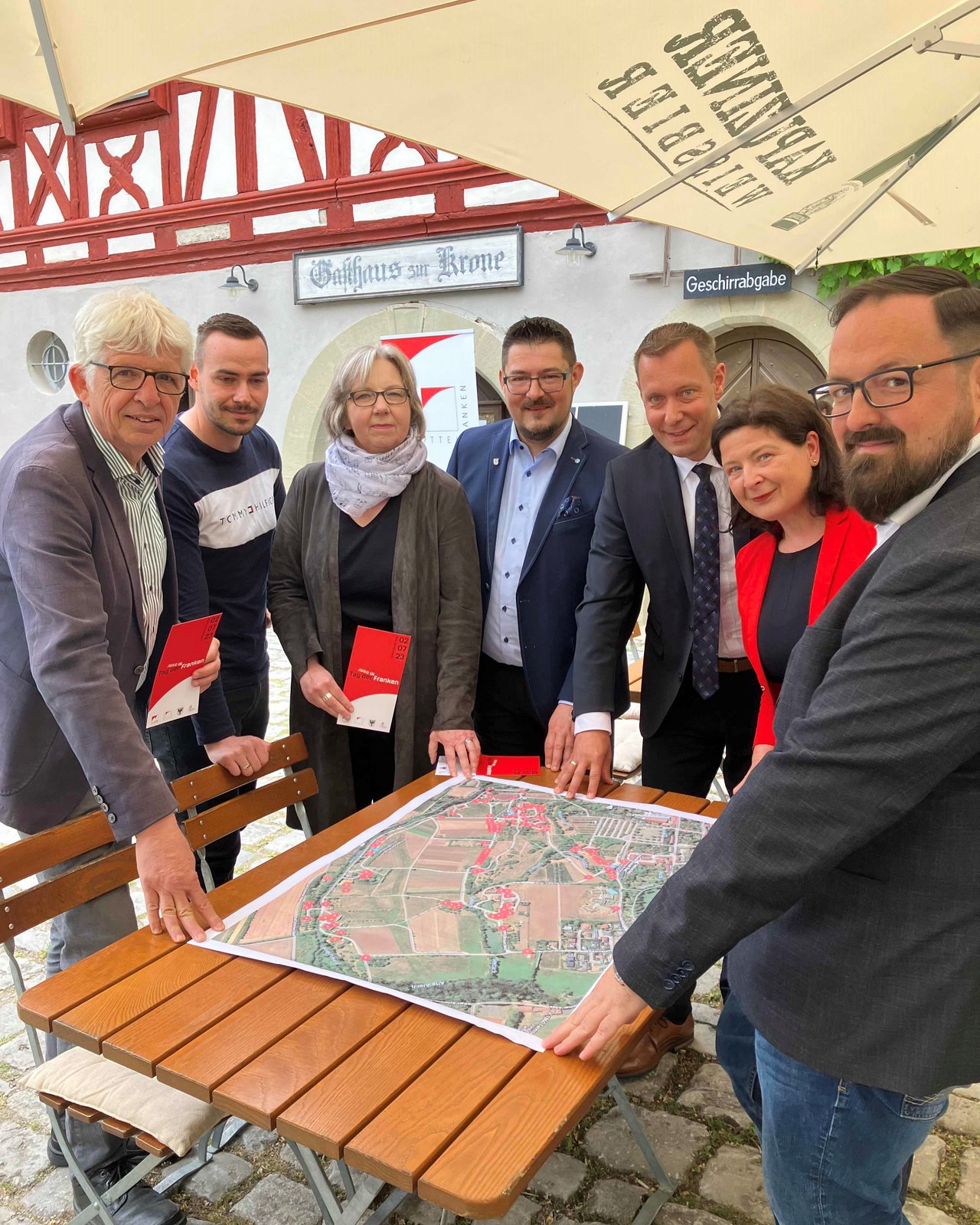 Gruppenfoto mit den Teilnehmenden des Pressegesprächs.
