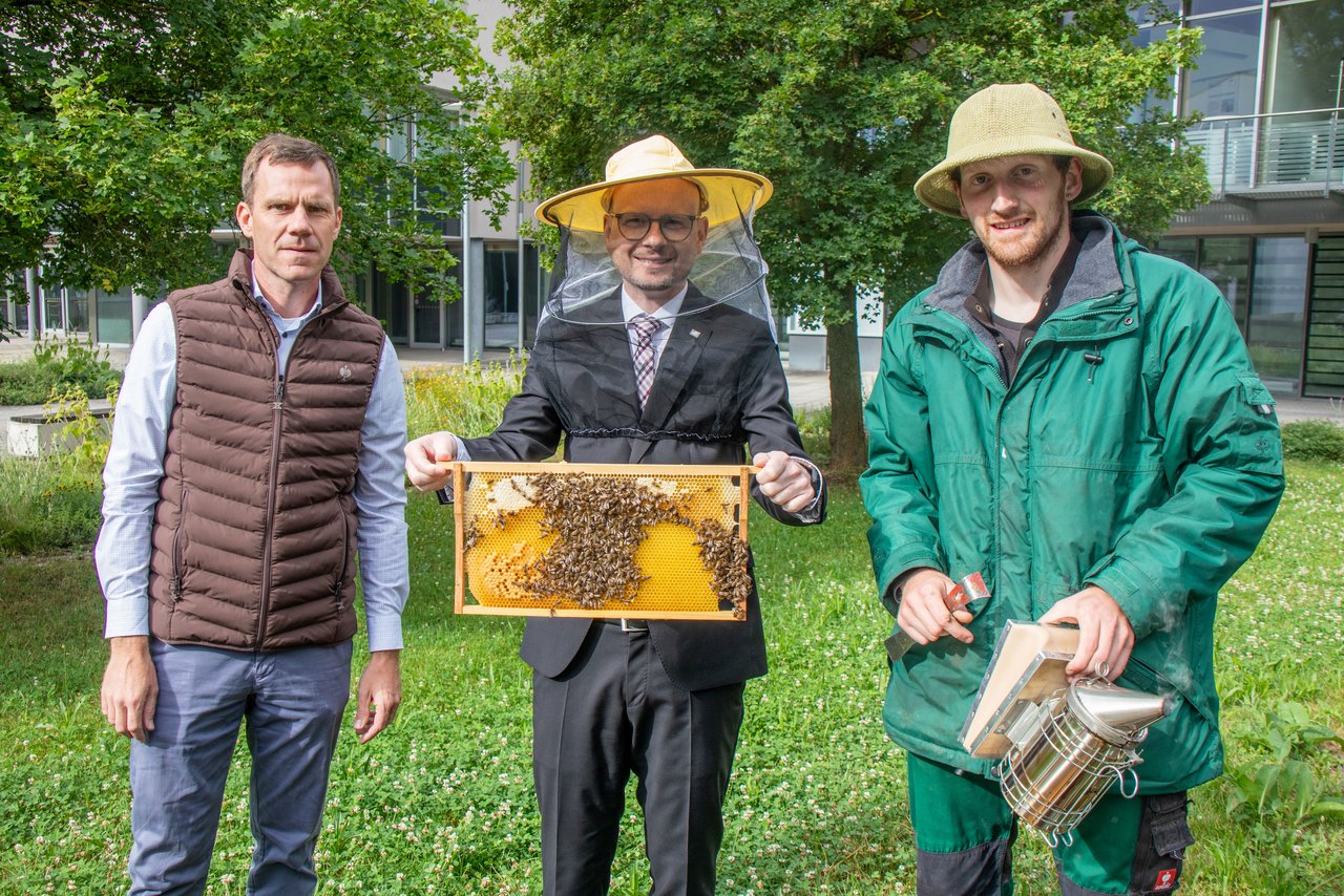 v.l.n.r.: Direktor der Landwirtschaftlichen Lehranstalten Triesdorf Markus Heinz, Bezirkstagspräsident Peter Daniel Forster, Imker Tobias Nett