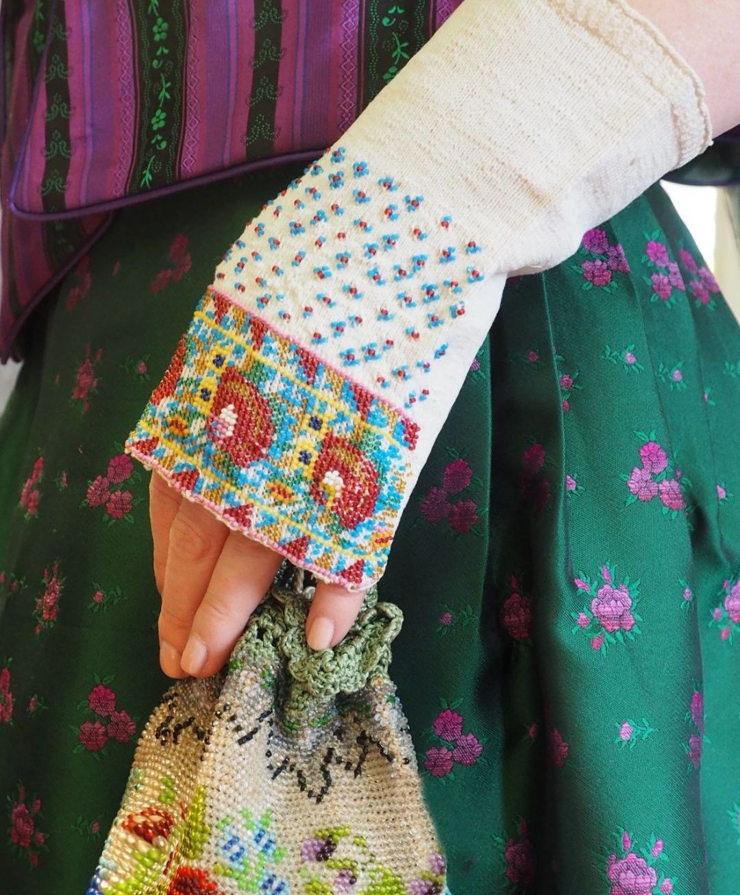 Nahaufnahme einer Tracht aus Mittelfranken, eine Hand befindet sich in einer Stulpe.