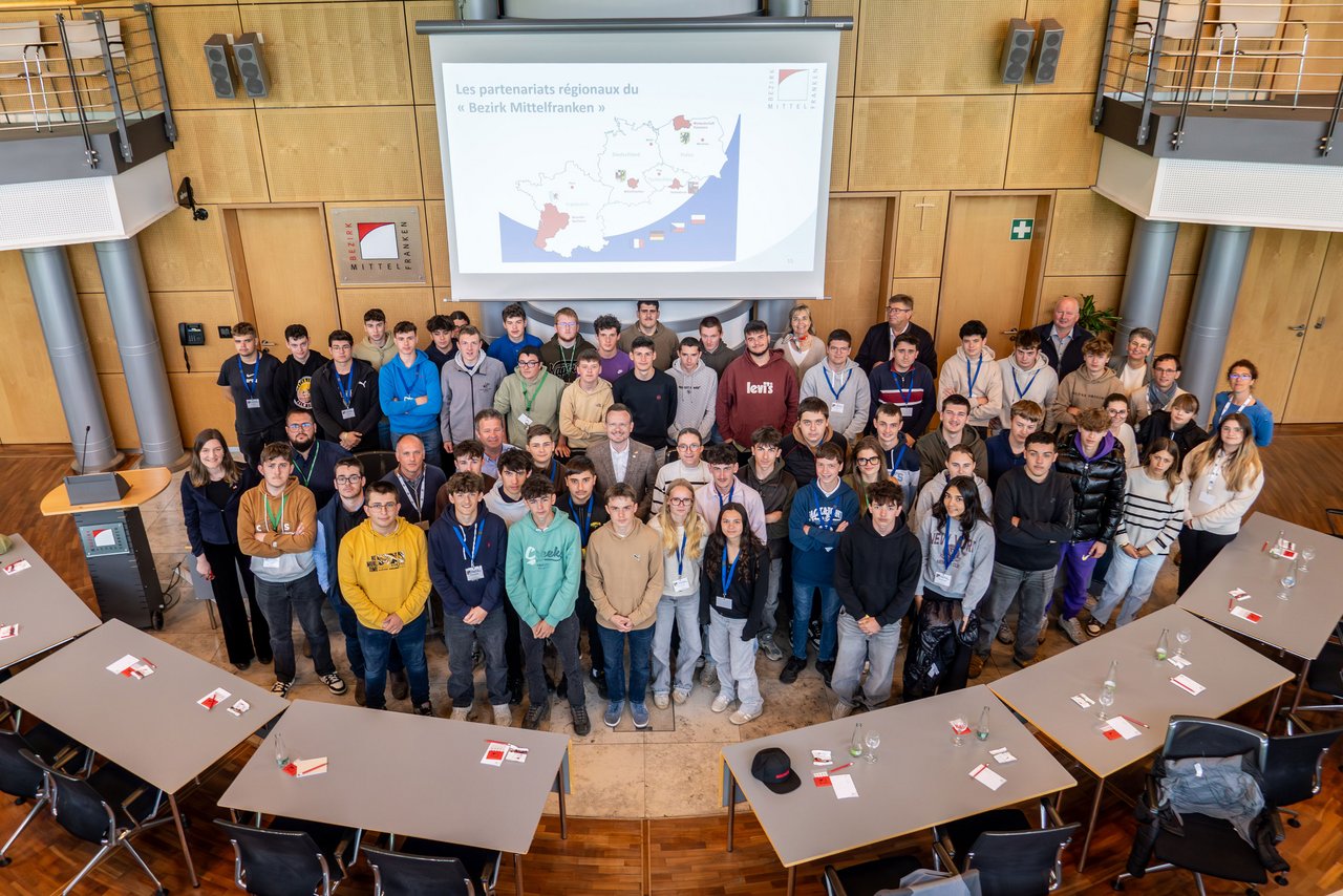 Gruppenbild der Schüler im Sitzungssaal des Ansbacher Bezirksrathauses.