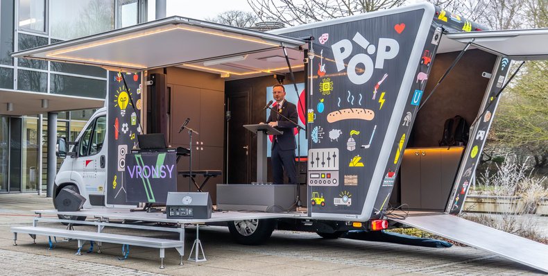 Foto des POP-UP! Mobils aus der totalen. Die Rampe ist geöffnet und die Bühne nach vorne ausgefahren.