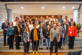 Gruppenbild aller Geehrten mit Bezirkstagspräsident Peter Daniel Forster und Manuela Eppe-Sturm, Direktorin der Bezirksverwaltung.
