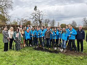 Gruppenfoto mit den Streuobstmanagern und Minister Glauber.