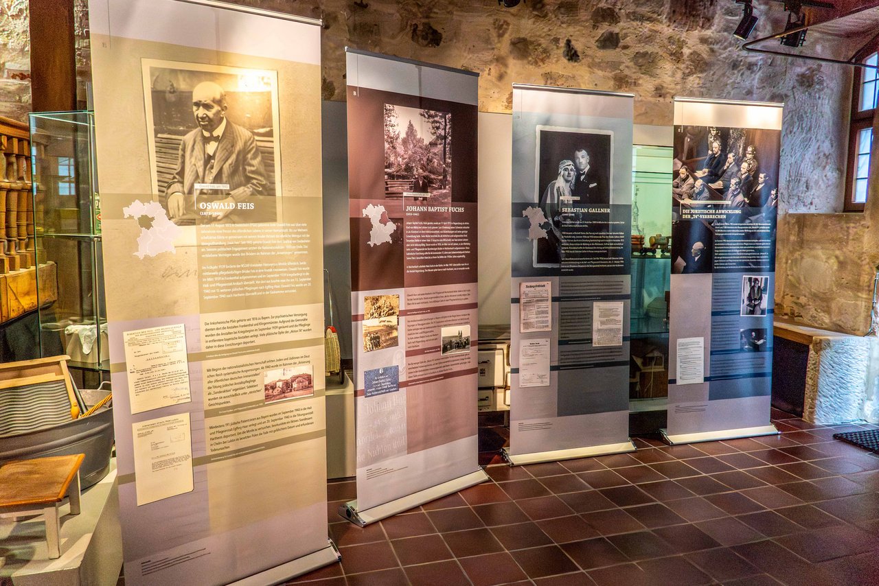 Foto eines Teils der Ausstellung. Verschiedene Roll-Ups stehen in einem Raum des Markgrafenmuseums Ansbach.
