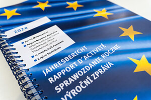 Nahaufnahme der Titelseite des Jahresberichts 2024