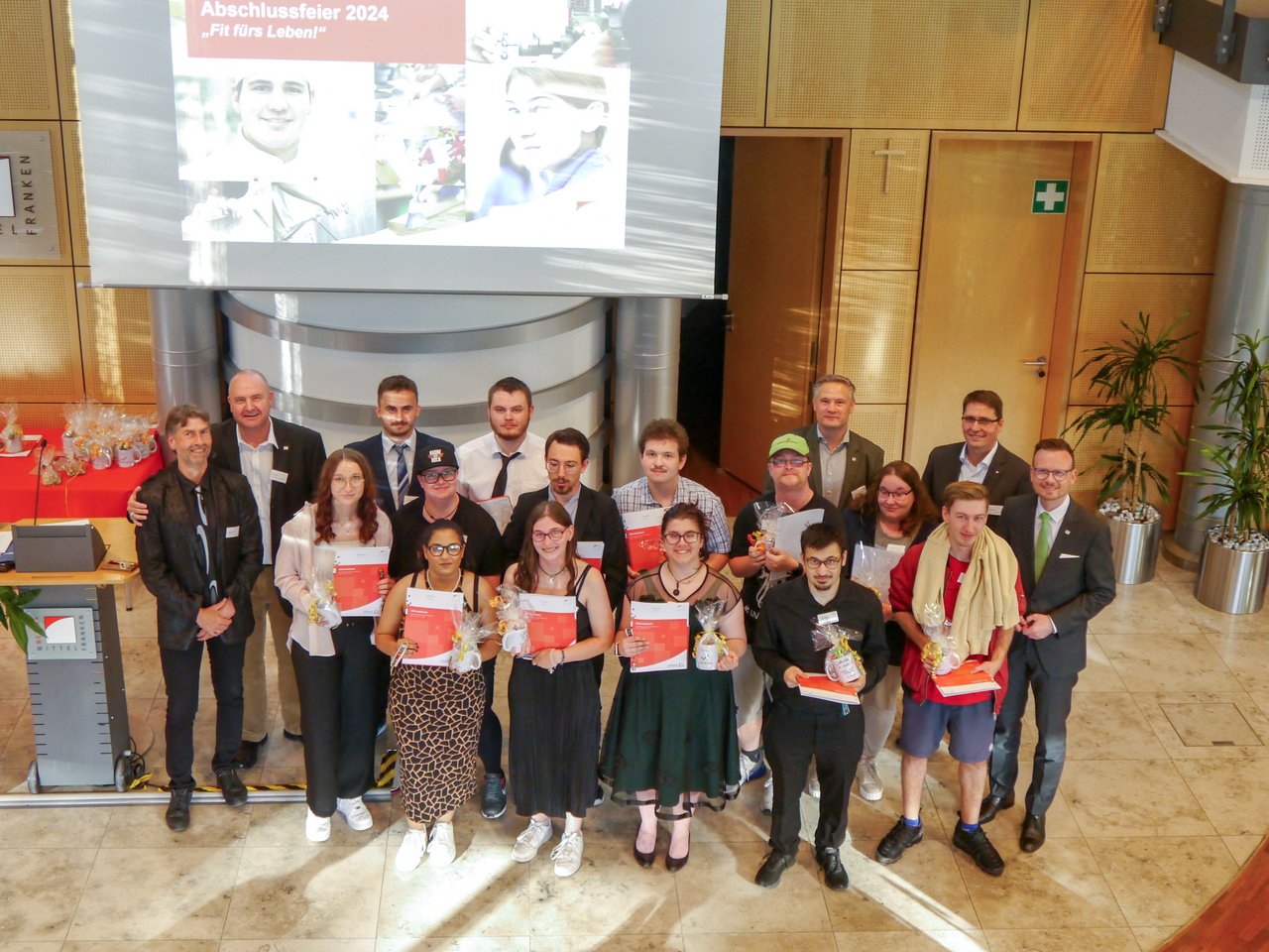 Die Absolventinnen und Absolventen der Berufsausbildung mit Vertretern des BBW HSL, der Agentur für Arbeit Ansbach-Weißenburg und mit Bezirkstagspräsident Peter Daniel Forster (hinten 1.v.r.). Bildnachweis: Elena Dassler