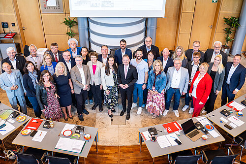 Gruppenfoto aller 30 Bezirkstagsmitglieder