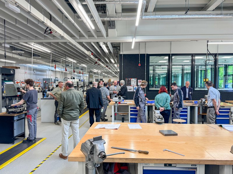 Blick in die neu eingeweihte, weitläufige Halle. Zahlreiche Personen stehen in der Halle und schauen sich um.