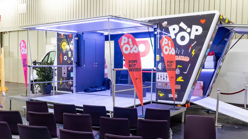 Foto von vier Musikern klassicher Instrumente, die auf einer Bühne gerade live spielen.