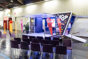 Drei Musiker mit Streichinstrumenten während ihrer Performance auf der Bühne.