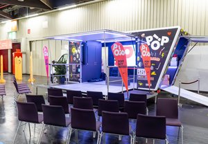 Foto von vier Musikern klassicher Instrumente, die auf einer Bühne gerade live spielen.