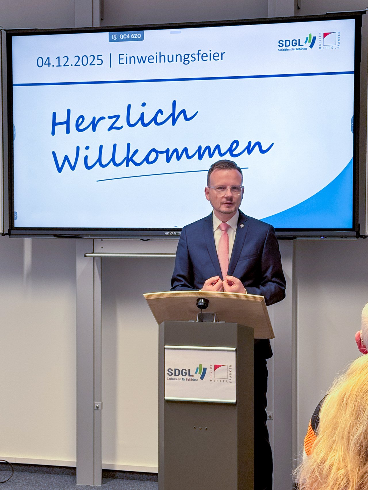 Mensch an Rednerpult