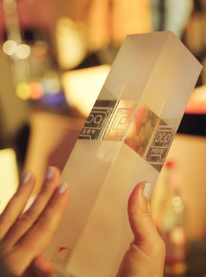 Nahaufnahme der Trophäe des Pop-Preises, die von zwei Händen gehalten wird.