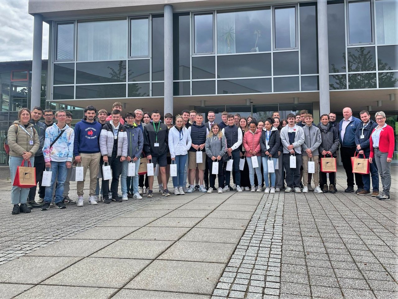Bezirkstagspräsident Peter Daniel Forster (in zweiter Reihe in der Bildmitte) empfing die Gäste aus Frankreich im Bezirksrathaus in Ansbach.