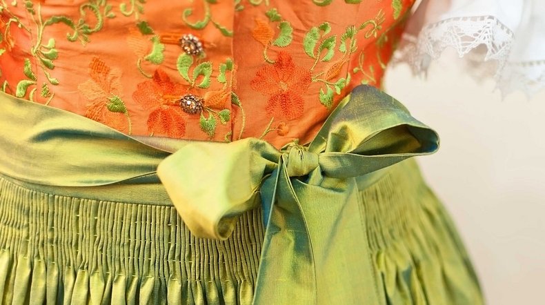 Nahaufnahme auf die Schleife eines Dirndls.