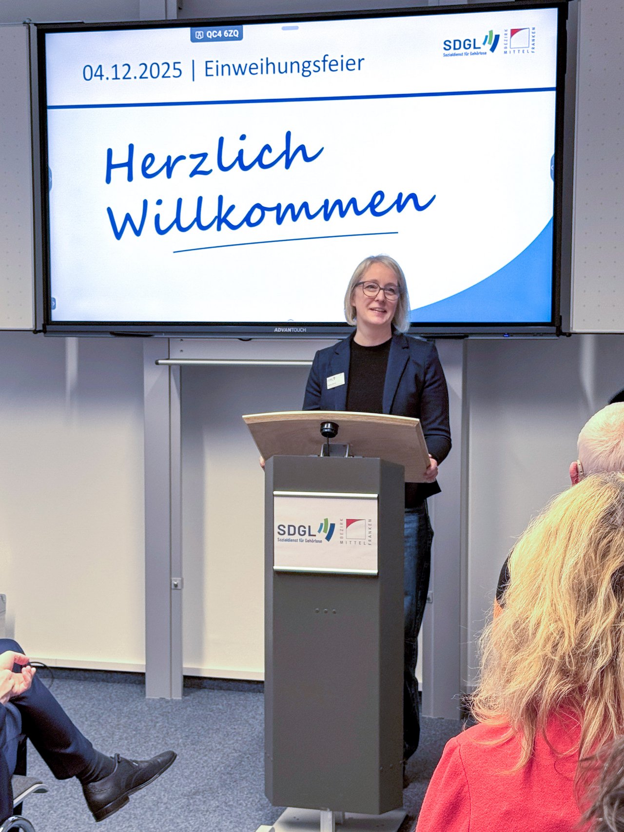 Mensch an Rednerpult