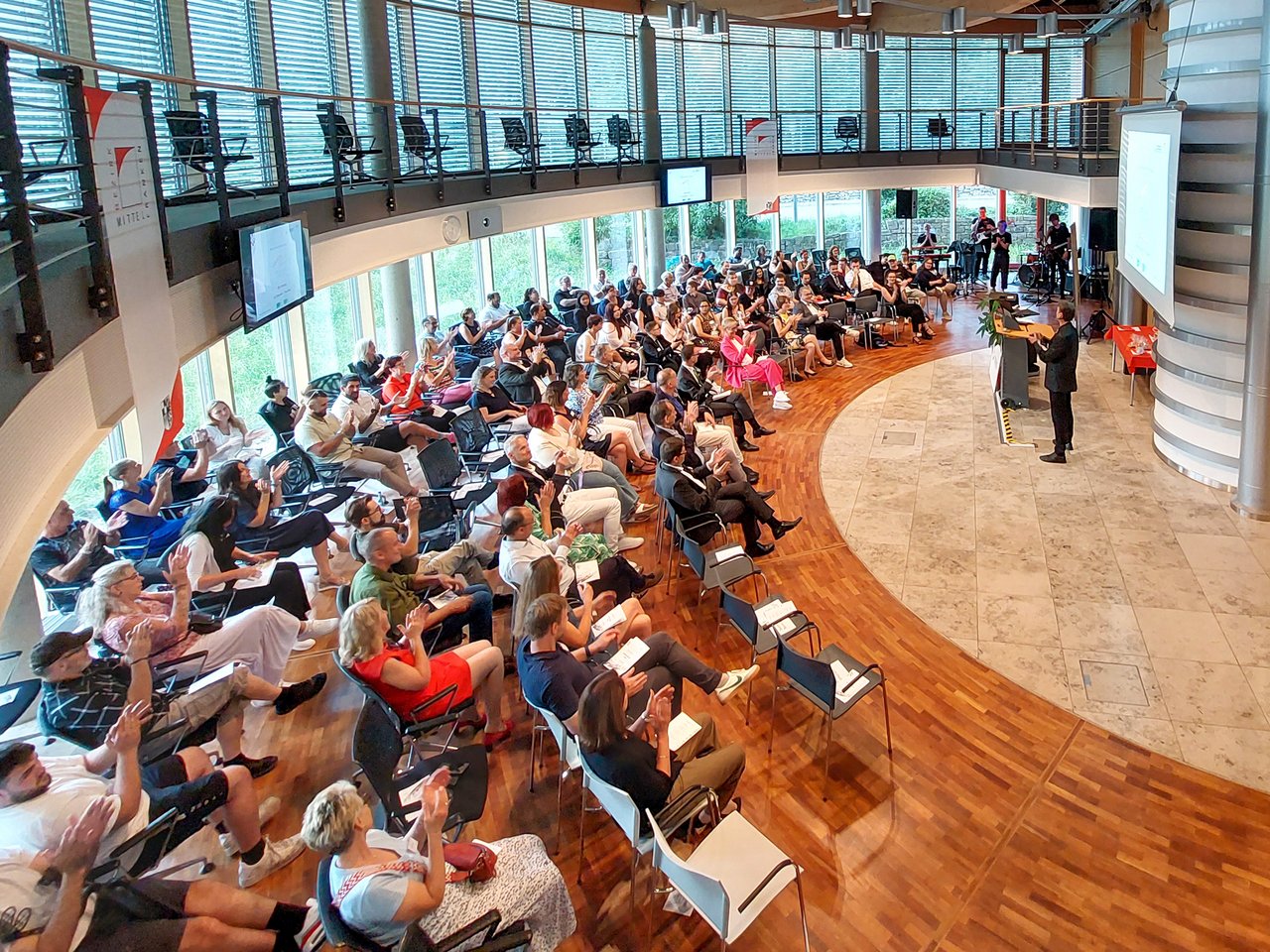 Abschlussfeier im Bezirksrathaus von oben. Bildnachweis: Elena Dassler
