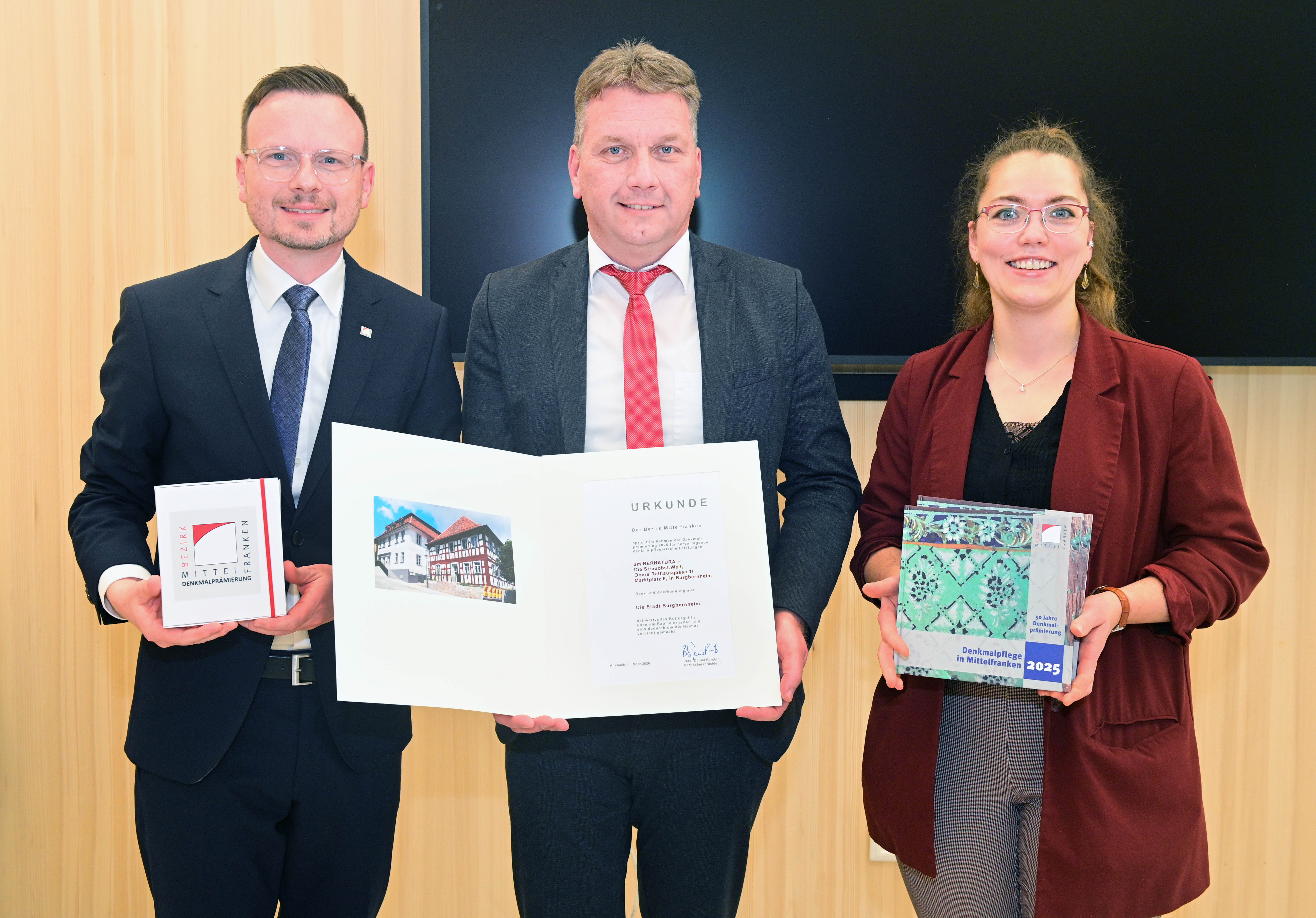 Gruppenbild mit Bezirkstagspräsident Peter Daniel Forster und Vertretern des Bernaturas Burgbernheim.