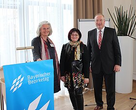 Foto Constanze Hölz, Bayerischer Bezirketag. Von links: Stefanie Krüger, geschäftsführendes Präsidialmitglied, Christa Naaß, Franz Löffler, Präsident des Bayerischen Bezirketages.