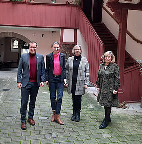 Gruppenfoto mit Bezirkstagspräsident Armin Kroder, Franziska Hölscher, Dr. Andrea M. Kluxen und die Voristzende des Fördervereins "Freunde Fränkischer Sommer e.V." Gerswid Herrmann.